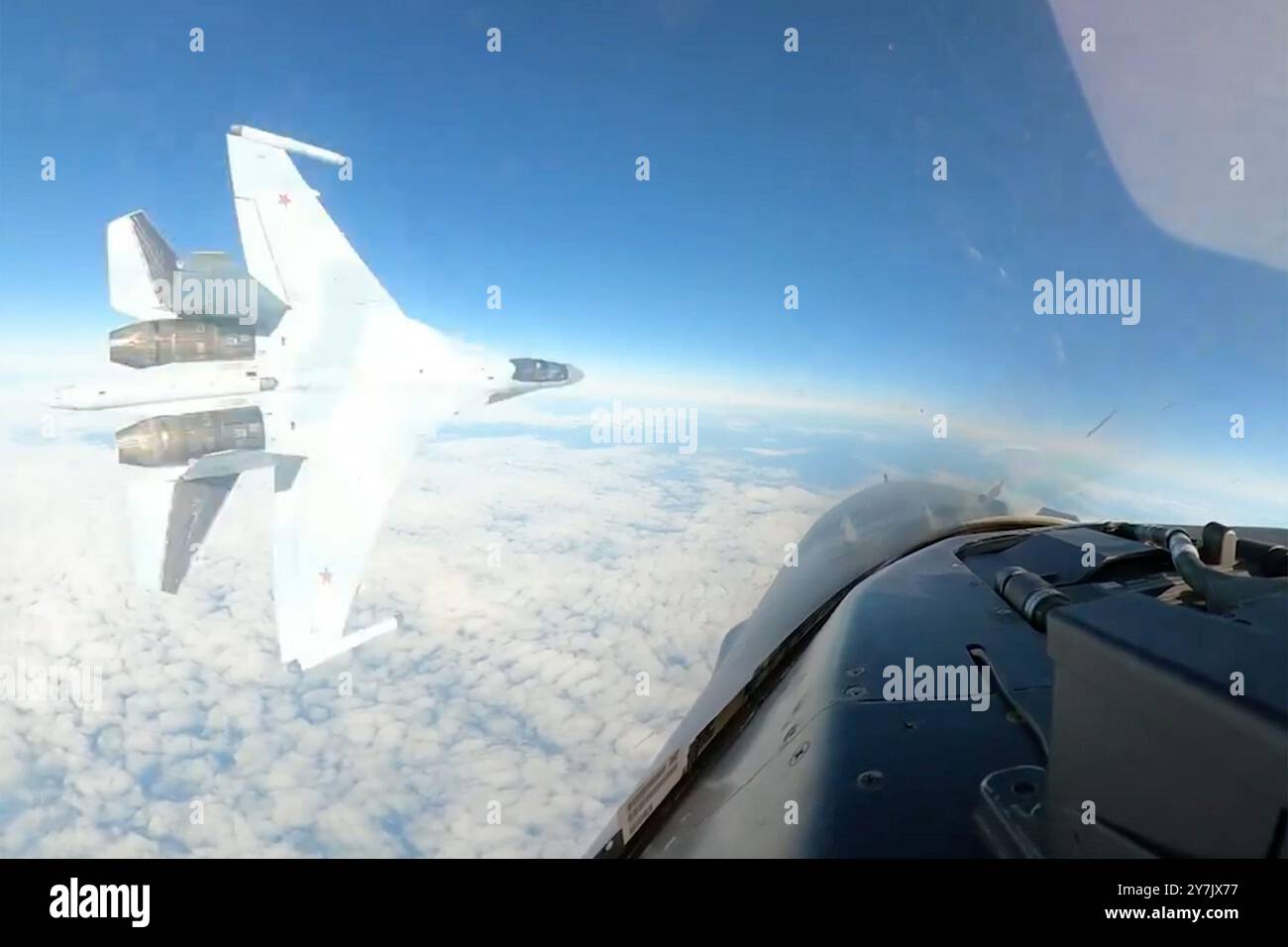 Washington, Stati Uniti. 30 settembre 2024. Secondo il generale Gregory Guillot, mentre conduceva un'intercettazione di aerei militari russi nell'Alaska ADIZ il 23 settembre 2024, un su-35 russo "era pericoloso, non professionale e messo in pericolo tutto - non quello che avresti visto in una forza aerea professionale". Foto tramite NORAD/UPI Credit: UPI/Alamy Live News Foto Stock