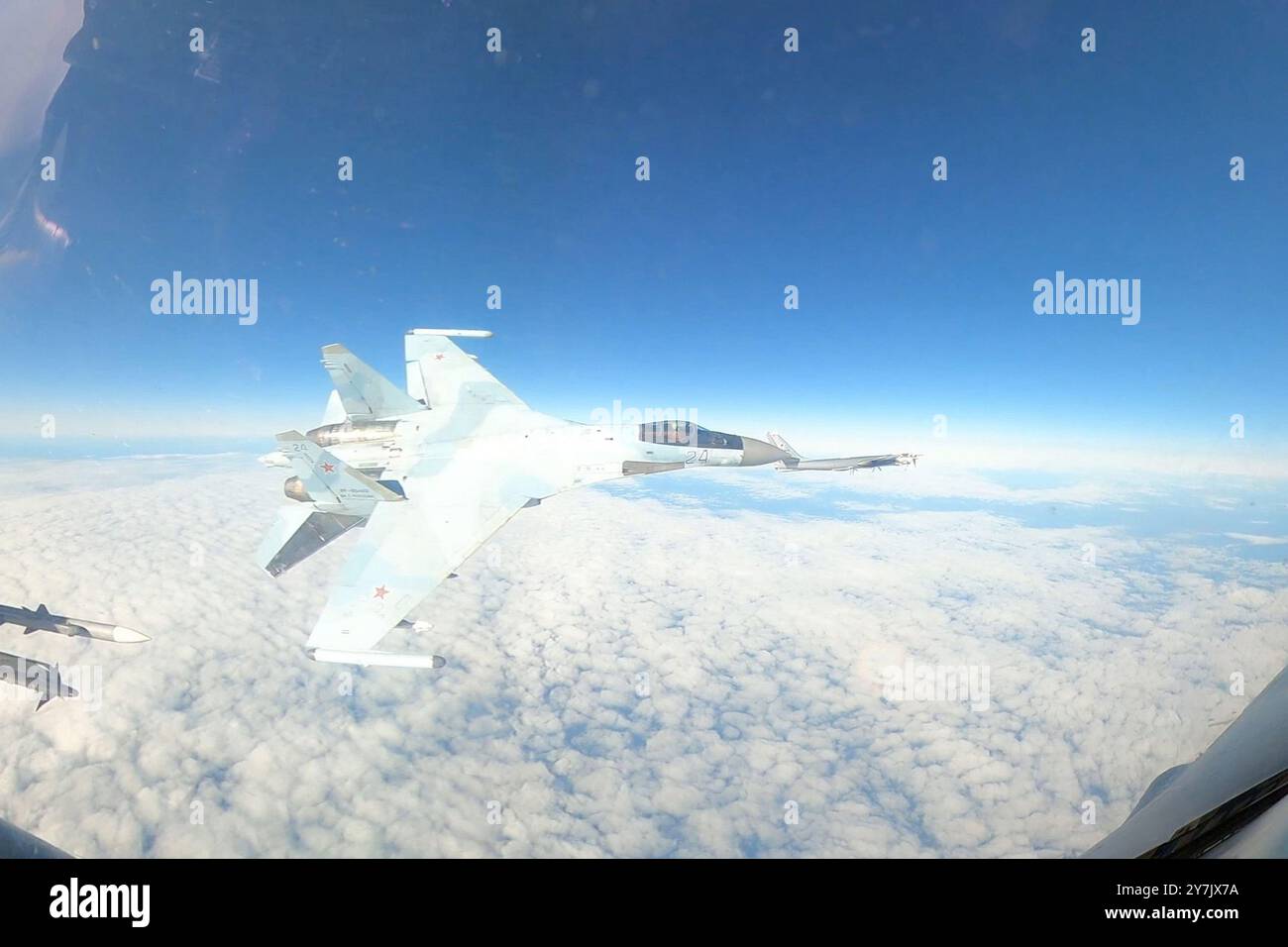 Washington, Stati Uniti. 30 settembre 2024. Secondo il generale Gregory Guillot, mentre conduceva un'intercettazione di aerei militari russi nell'Alaska ADIZ il 23 settembre 2024, un su-35 russo "era pericoloso, non professionale e messo in pericolo tutto - non quello che avresti visto in una forza aerea professionale". Foto tramite NORAD/UPI Credit: UPI/Alamy Live News Foto Stock