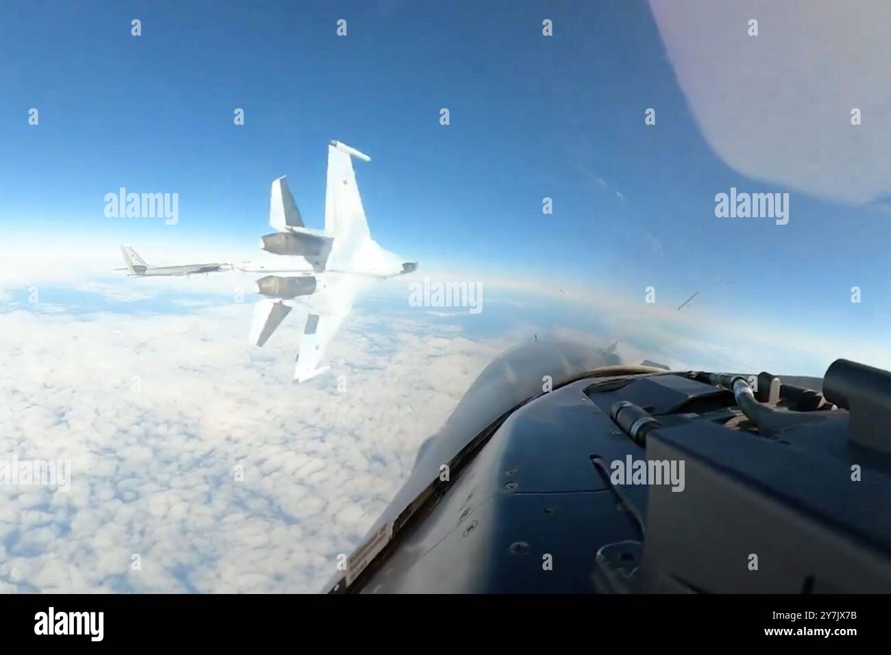 Washington, Stati Uniti. 30 settembre 2024. Secondo il generale Gregory Guillot, mentre conduceva un'intercettazione di aerei militari russi nell'Alaska ADIZ il 23 settembre 2024, un su-35 russo "era pericoloso, non professionale e messo in pericolo tutto - non quello che avresti visto in una forza aerea professionale". Foto tramite NORAD/UPI Credit: UPI/Alamy Live News Foto Stock