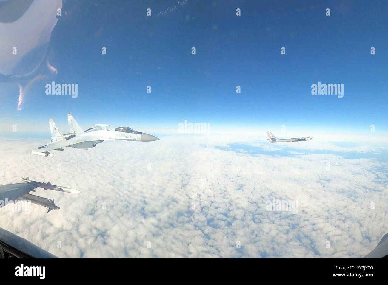 Washington, Stati Uniti. 30 settembre 2024. Secondo il generale Gregory Guillot, mentre conduceva un'intercettazione di aerei militari russi nell'Alaska ADIZ il 23 settembre 2024, un su-35 russo "era pericoloso, non professionale e messo in pericolo tutto - non quello che avresti visto in una forza aerea professionale". Foto tramite NORAD/UPI Credit: UPI/Alamy Live News Foto Stock