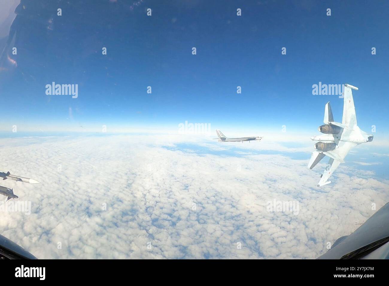 Washington, Stati Uniti. 30 settembre 2024. Secondo il generale Gregory Guillot, mentre conduceva un'intercettazione di aerei militari russi nell'Alaska ADIZ il 23 settembre 2024, un su-35 russo "era pericoloso, non professionale e messo in pericolo tutto - non quello che avresti visto in una forza aerea professionale". Foto tramite NORAD/UPI Credit: UPI/Alamy Live News Foto Stock