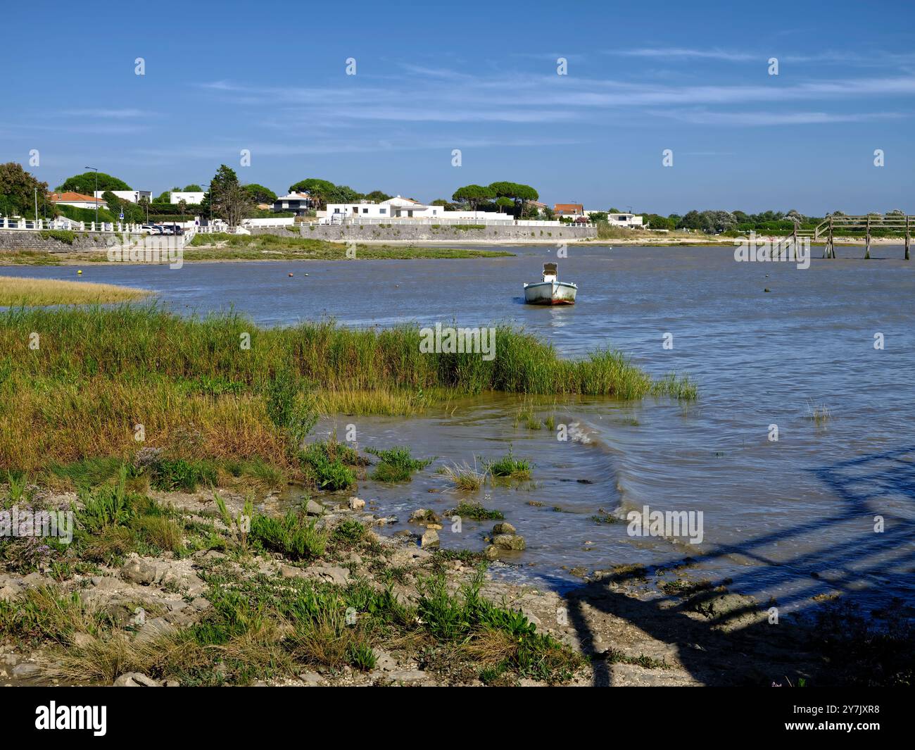 Il mare paludoso e le piccole imbarcazioni di Fouras in Francia , noto anche come Fouras-les-Bains, è un comune francese del dipartimento della Charente-Maritime Foto Stock