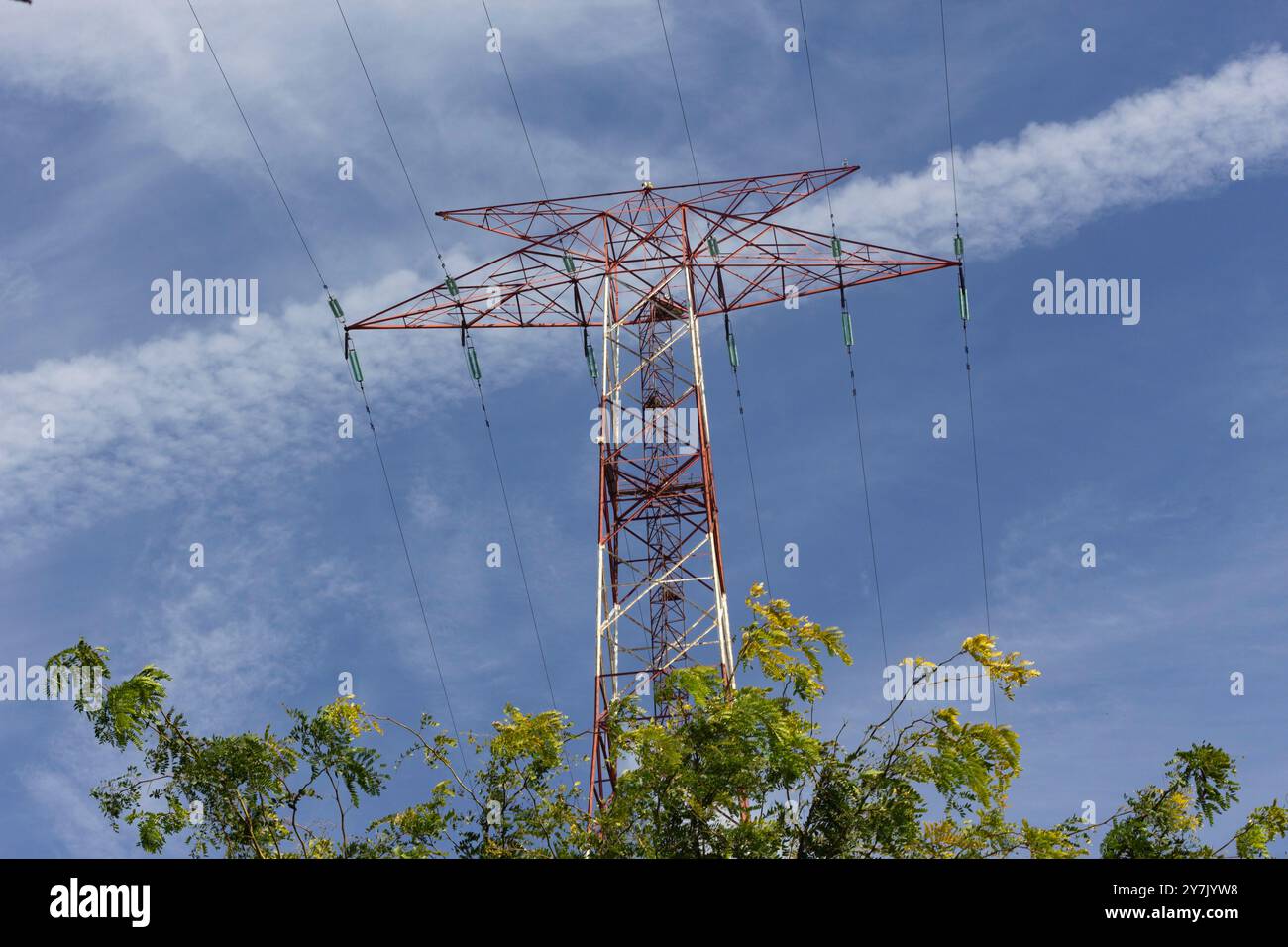 Torre di potere industriale contro il cielo blu della turchia Foto Stock