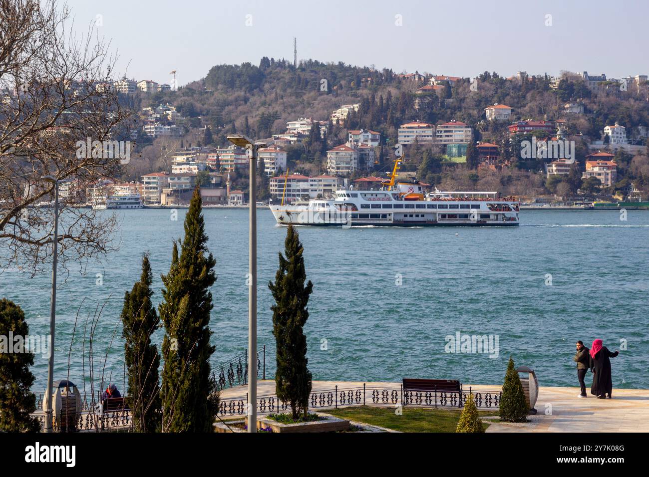 Vita cittadina sul traghetto marittimo nelle giornate di sole a ıstanbul, turchia Foto Stock