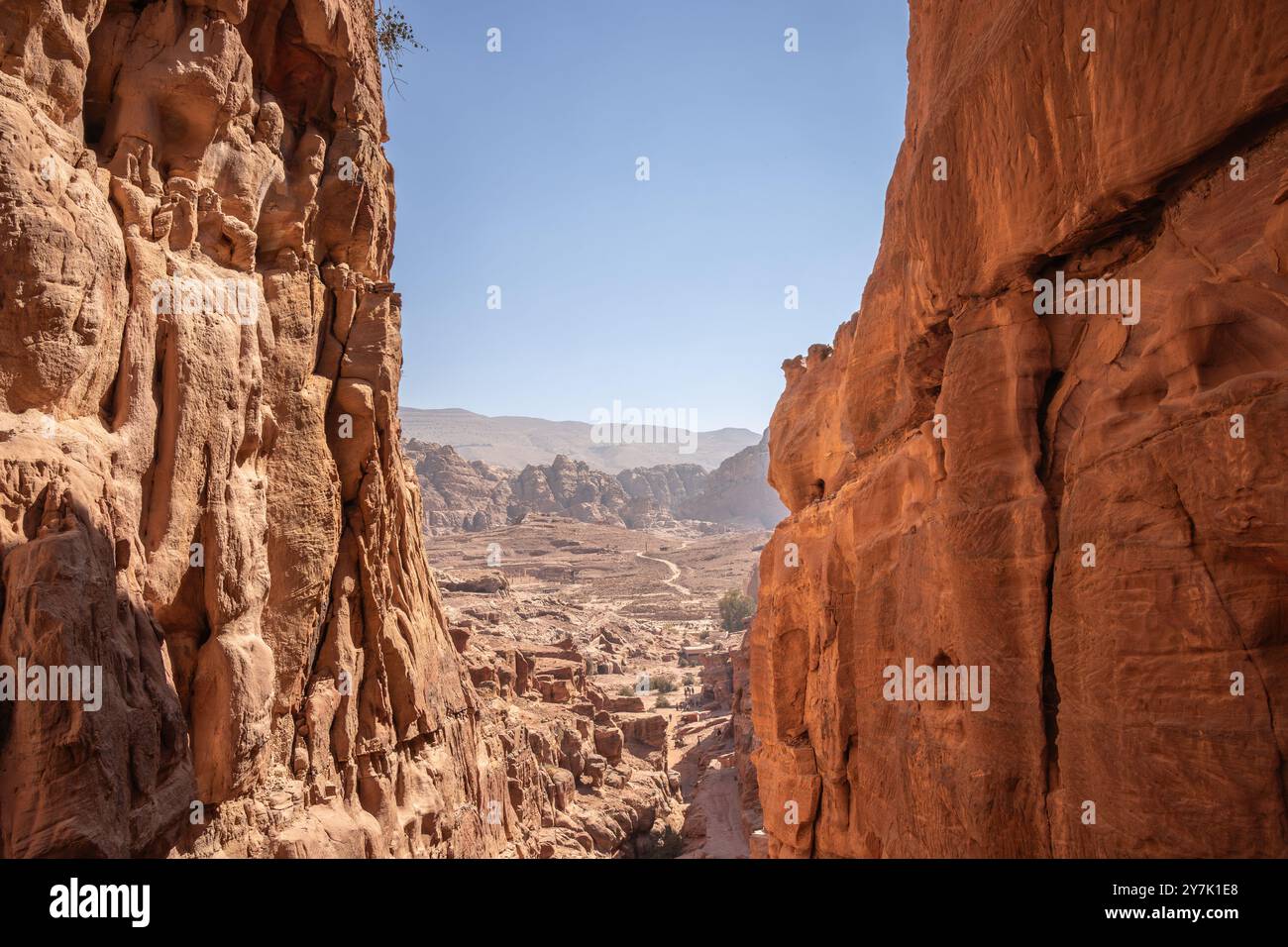 Vista spettacolare del paesaggio all'aperto di Petra. Rocky Cliffs e Valley in Medio Oriente. Splendido paesaggio roccioso in Giordania. Foto Stock