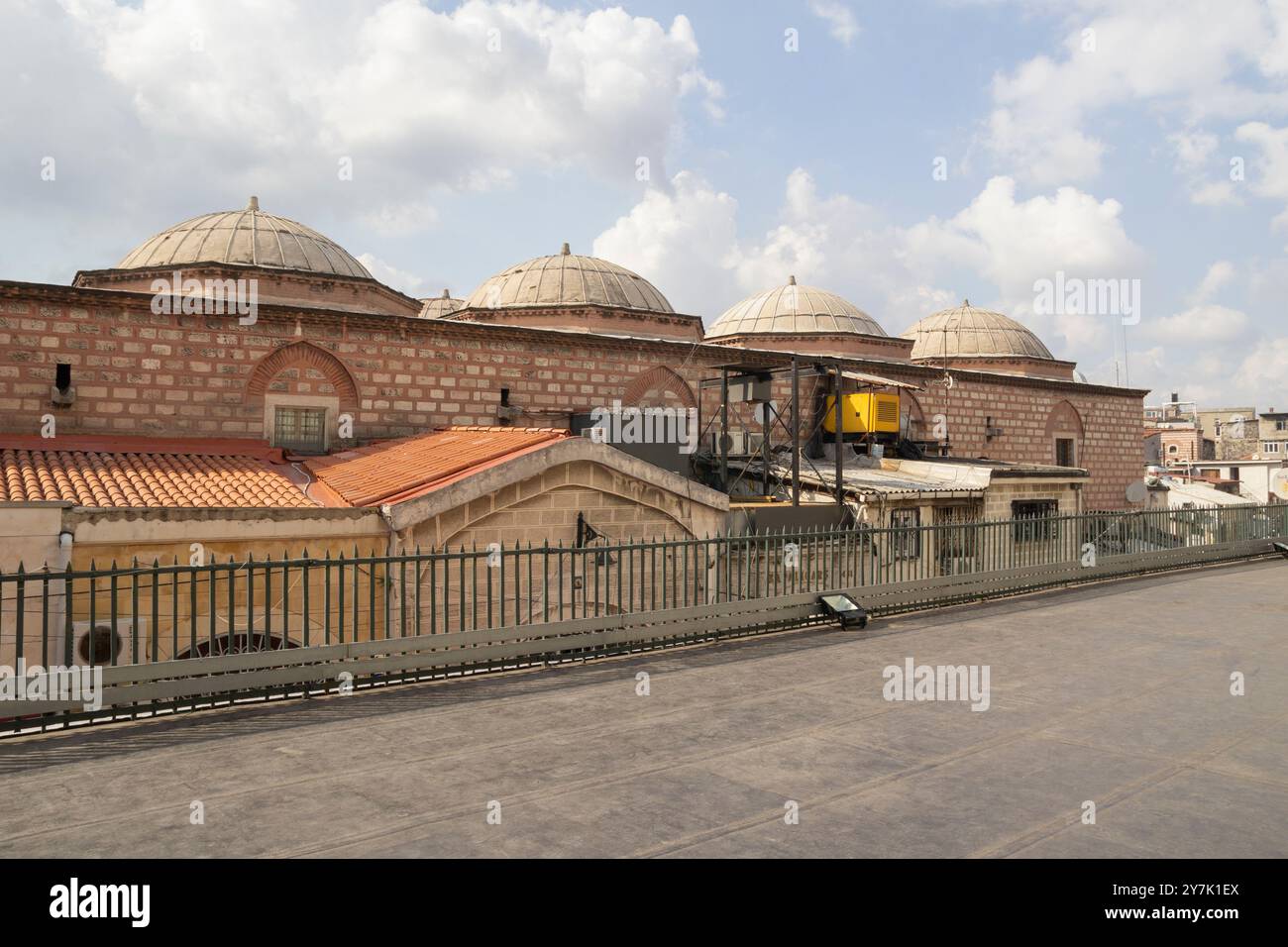 Cupole accattivanti una vista mozzafiato su uno storico bagno turco a ıstanbul, turchia Foto Stock