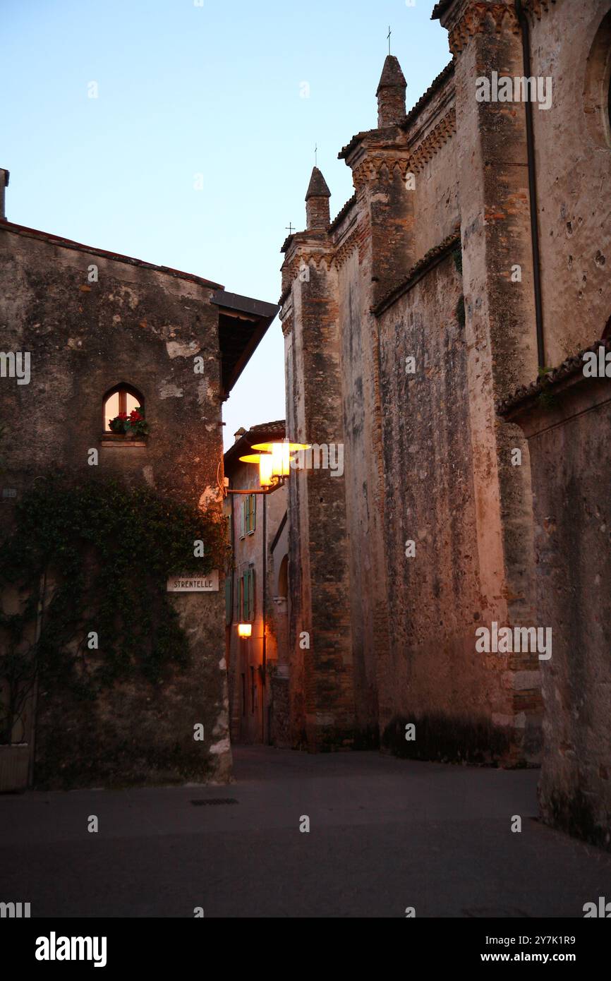 Le prime tracce di presenza umana nell'area di Sirmione risalgono al vi-V millennio a.C. Insediamenti su palafitte esistevano nel 3° e 2° Foto Stock