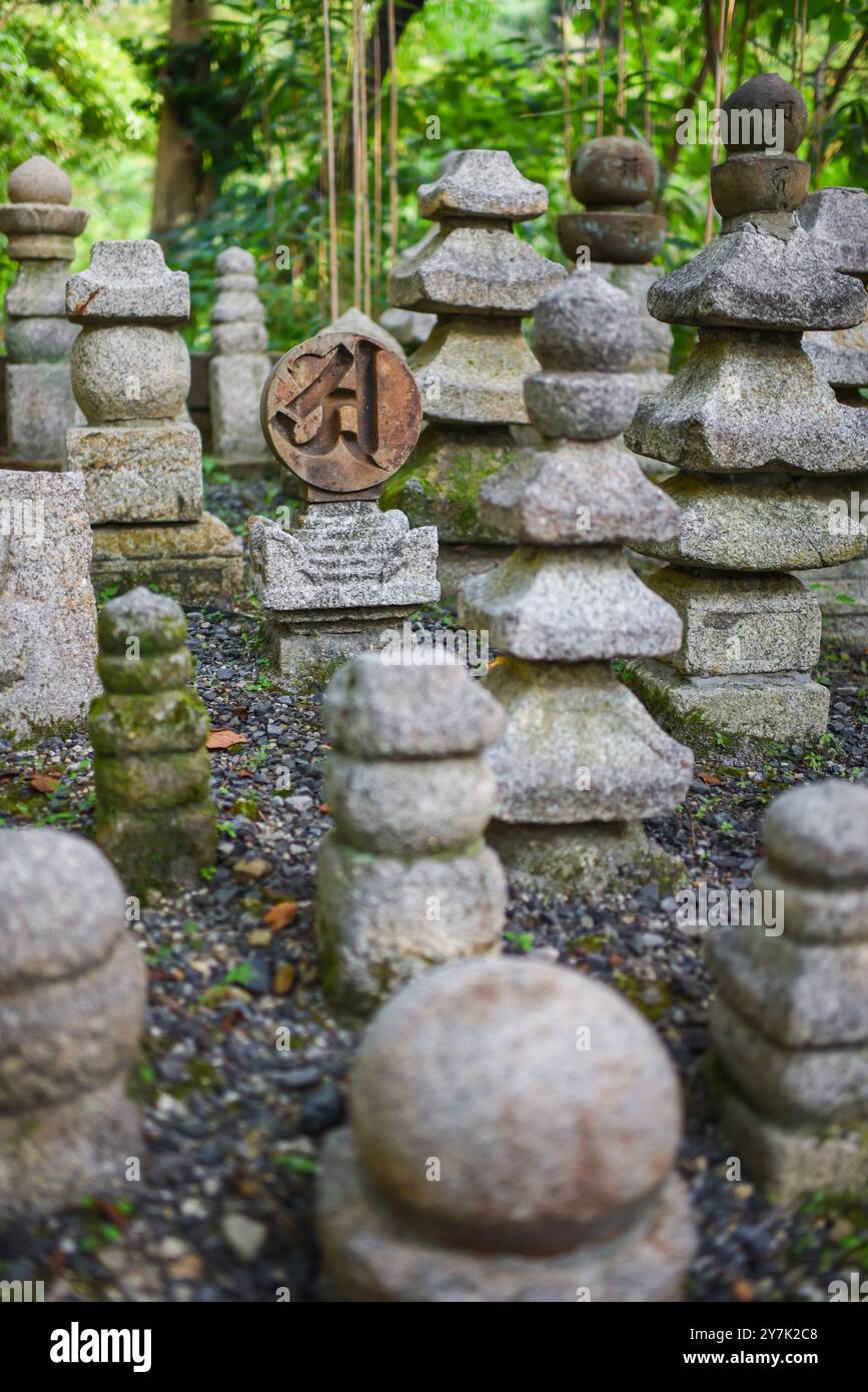 Antiche lapidi al tempio Kiyomizu-dera a Kyoto, Giappone Foto Stock