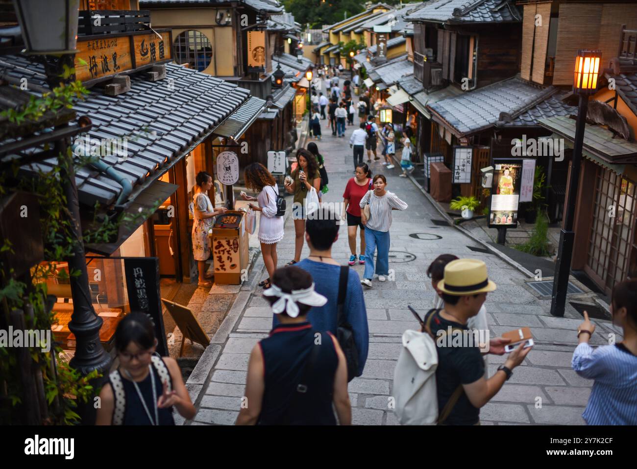 Strade Sannenzaka e Ninenzaka, passeggiate pedonali che conducono al tempio Kiyomizu a Kyoto, in Giappone Foto Stock