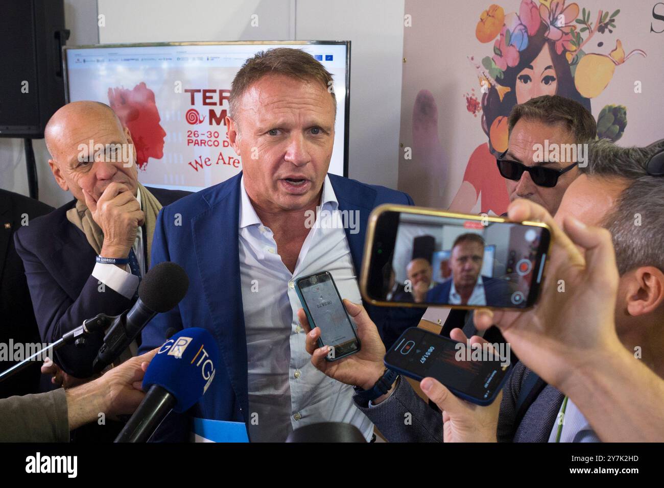 Torino, Italia. 30 settembre 2024. Il Ministro dell'Agricoltura Francesco Lollobrigida parla ai giornalisti di Terra madre Salone del gusto 2024 crediti: Marco Destefanis/Alamy Live News Foto Stock