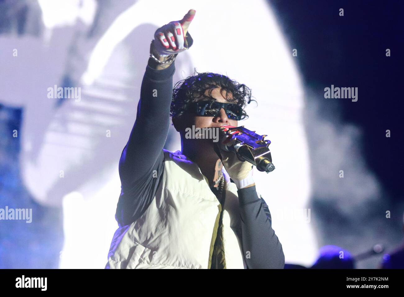 29 settembre 2024, città del Messico, Ciudad de Mexico, Messico: Il rapper Erick RaÃºl AlemÃ¡n RamÃ­rez conosciuto come â€˜Alemanâ€™ esibendosi durante il ''Hasta Siempre Presidente Fest'' presso il Monumento alla Rivoluzione. Un evento per salutare il presidente messicano Andres Manuel Lopez Obrador, pochi giorni prima della fine del suo mandato di sei anni. Il 29 settembre 2024 a città del Messico, Messico. (Credit Image: © Carlos Santiago/eyepix via ZUMA Press Wire) SOLO PER USO EDITORIALE! Non per USO commerciale! Foto Stock