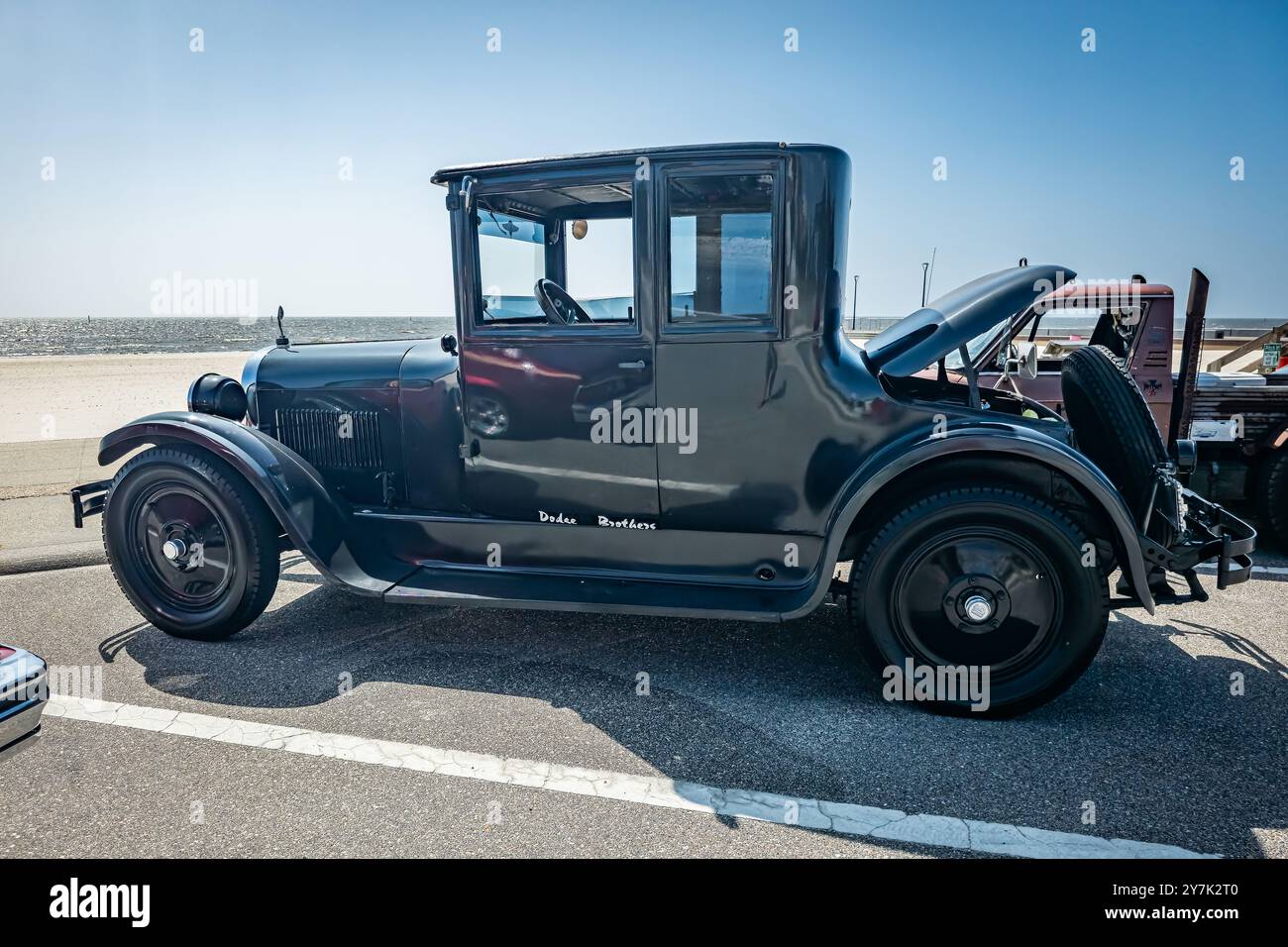 Gulfport, MS - 3 ottobre 2023: Vista laterale ad alta prospettiva di una Dodge Brothers Business Coupé del 1925 in una mostra di auto locale. Foto Stock