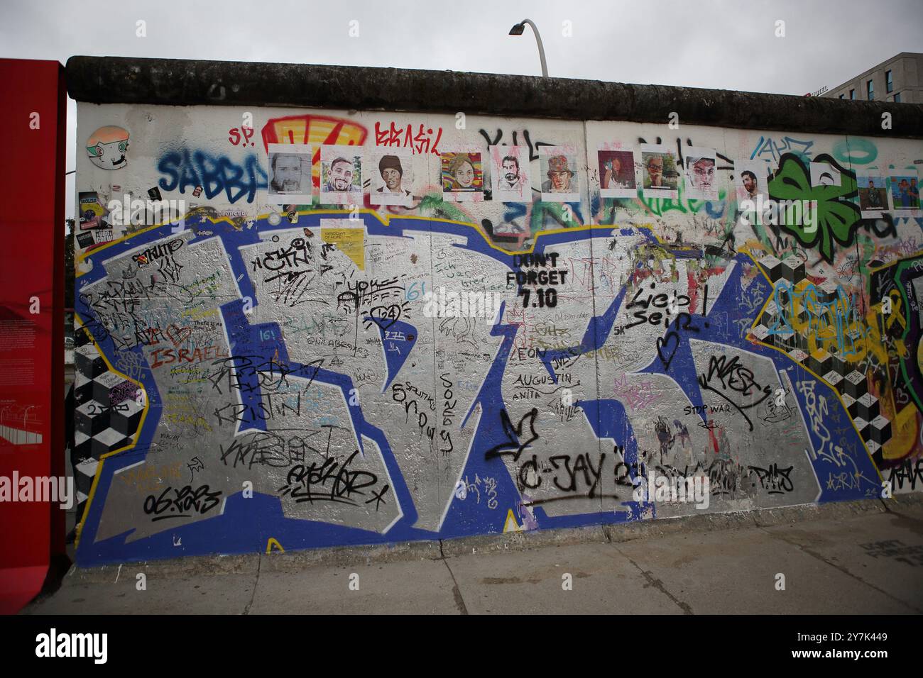 7 ottobre 2023 massacro di israeliani da parte di Hamas e foto di ostaggi israeliani a Gaza mostrate in graffiti sul muro di Berlino costruito intorno a Berlino Ovest. Foto Stock