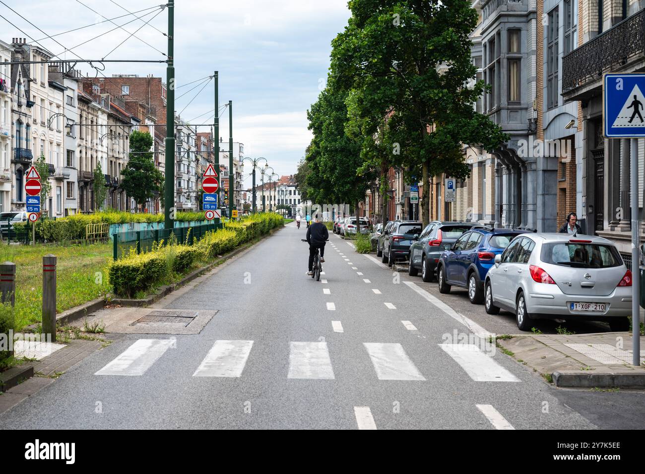 domenica senza auto con ciclisti su strade principalmente vuote a Jette, Bruxelles, Belgio, 22 settembre 2024 Foto Stock