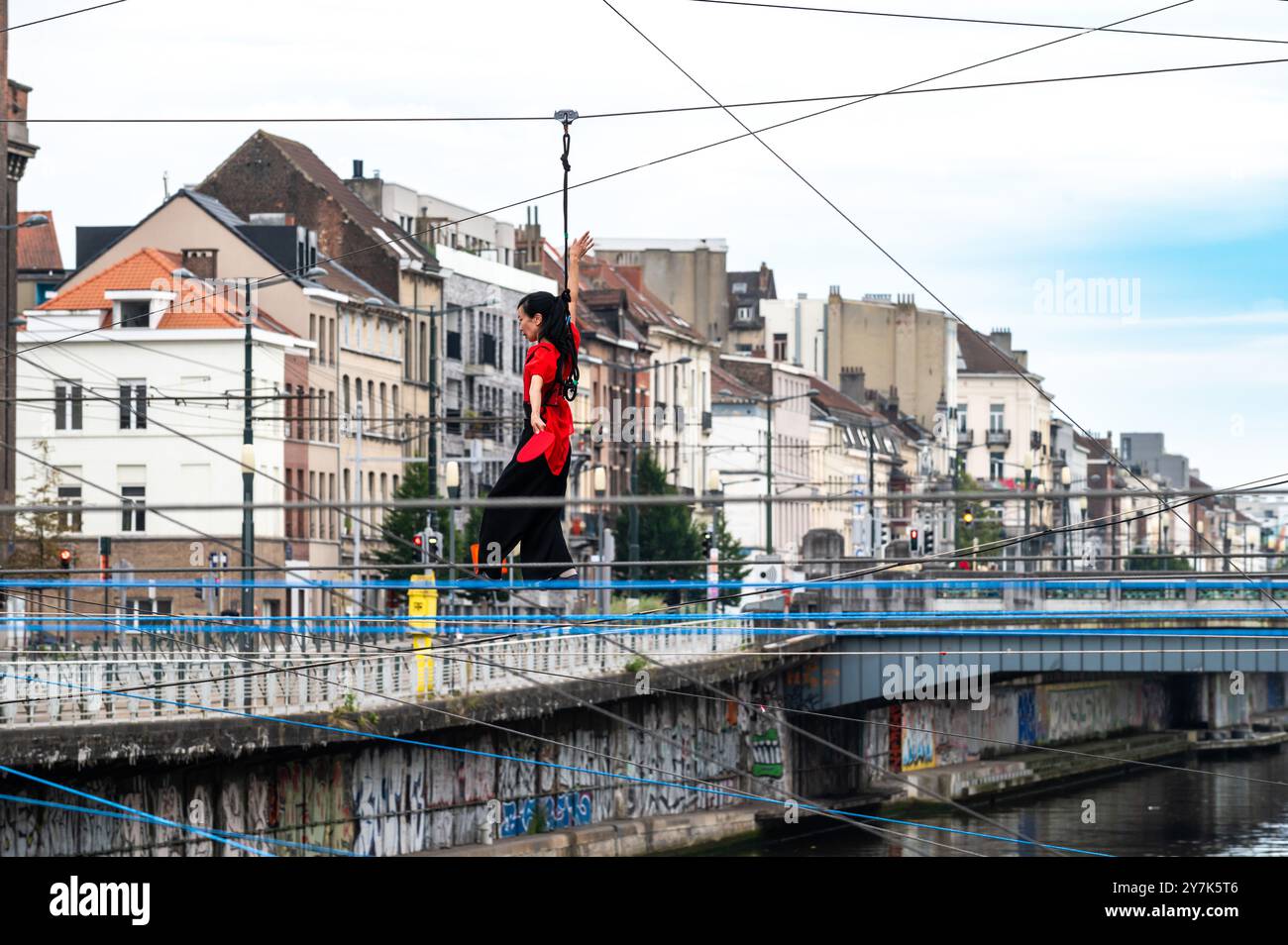 Camminatore sul canale a Car free domenica inMolenbeek, Bruxelles, Belgio, 22 settembre 2024 Foto Stock