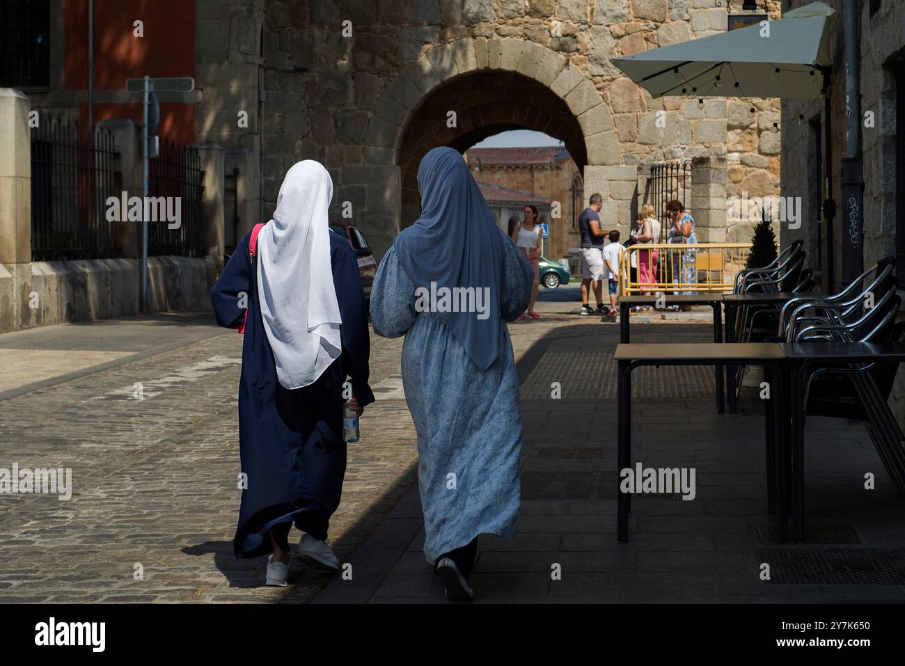 Due donne musulmane che camminano per la strada a Ávila. Foto Stock