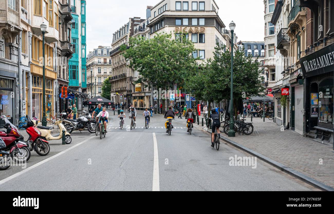 Gruppo misto di ciclisti in rue du Midi o Zuidstraat nel centro di Bruxelles, Belgio, 22 settembre 2024 Foto Stock