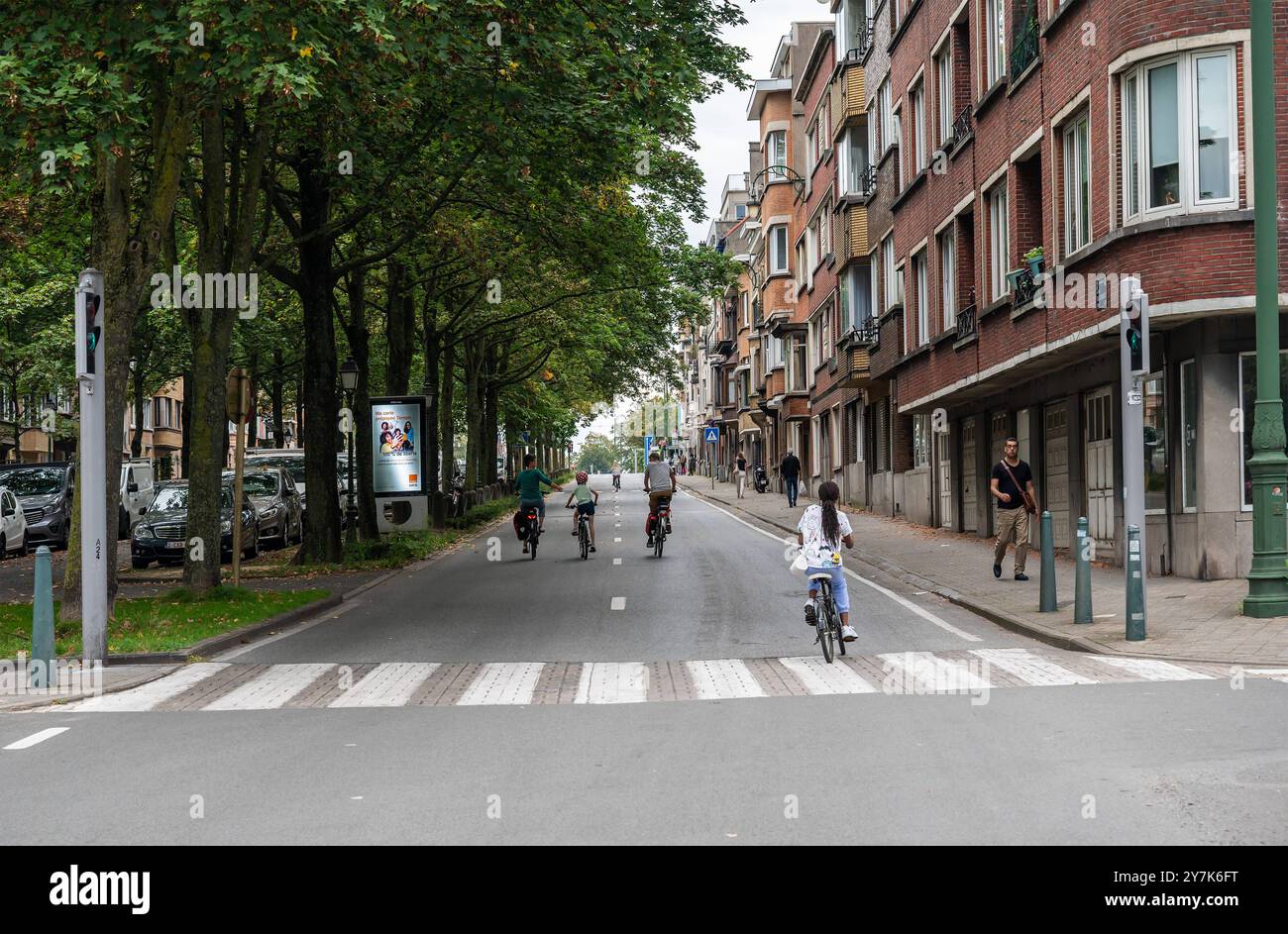 domenica senza auto con persone su strade principalmente vuote a Koekelberg, Bruxelles, Belgio, 22 settembre 2024 Foto Stock