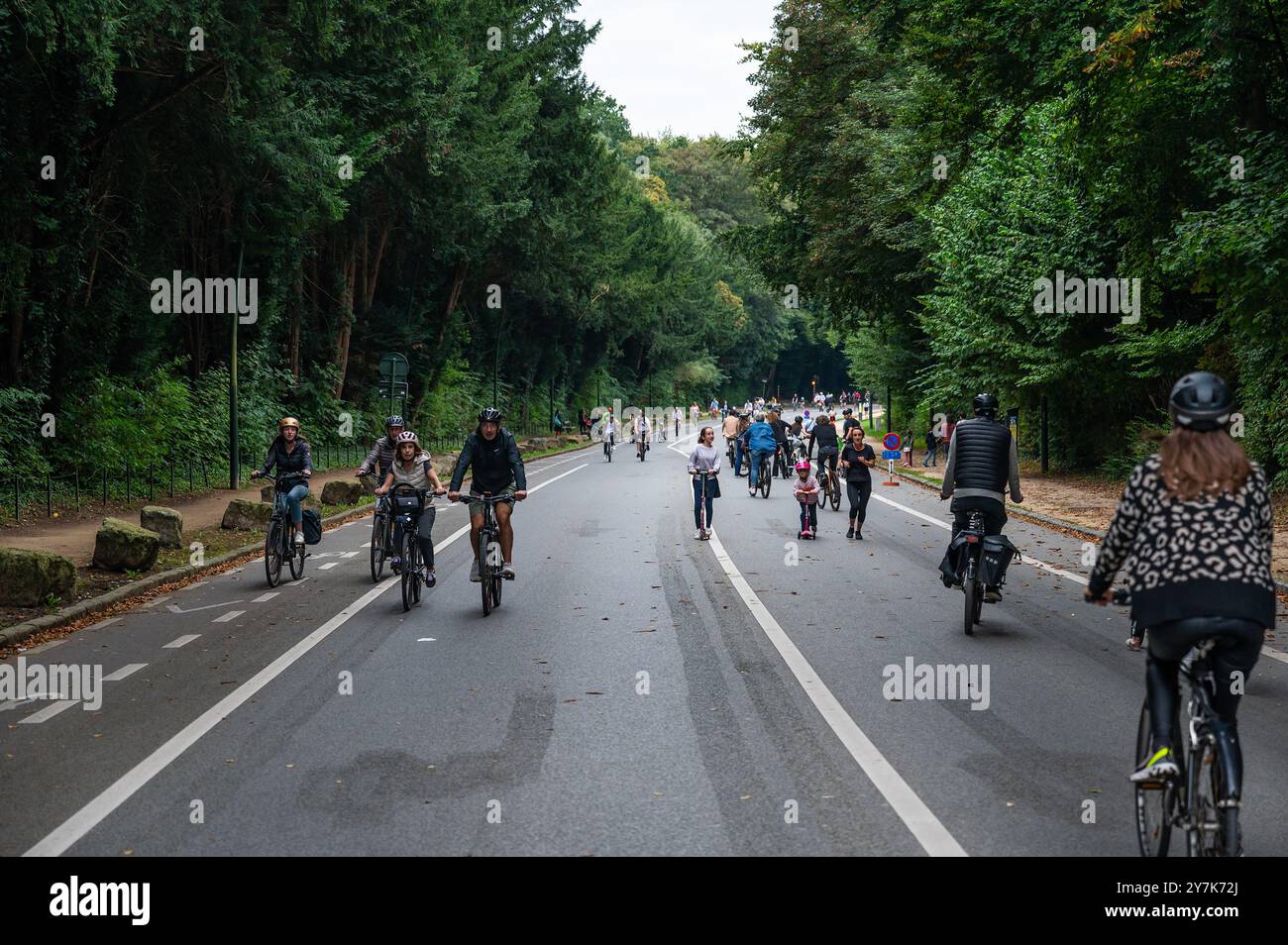 Ciclisti e pedoni durante la domenica libera a Bois de la Cambre, Ixelles, Bruxelles, Belgio, 22 settembre, 2024 Foto Stock