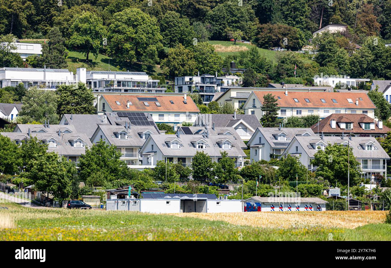 Bassersdorf, Svizzera, 22 luglio 2023: Veduta degli edifici residenziali nella comunità Zurich Unterland di Bassersdorf. (Foto di Andreas Haas/dieBil Foto Stock