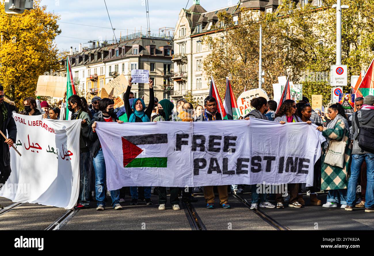 In Zürich nahmen mehrere tausend Menschen an einer bewilligten Pro-Palästina Kundgebung teil. SIE bekundeten die Solidarität gegenüber dem palästinens Foto Stock