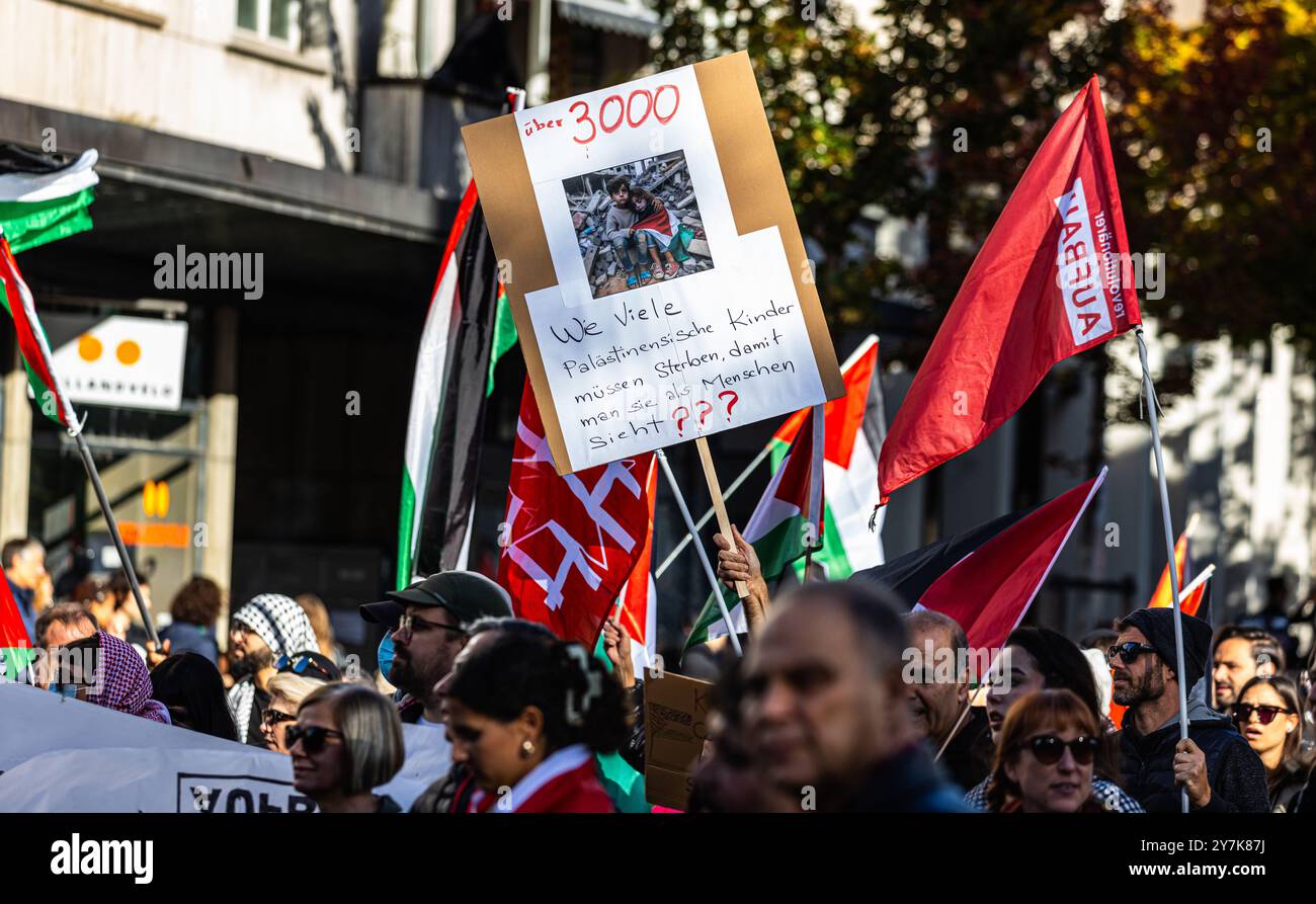 In Zürich nahmen mehrere tausend Menschen an einer bewilligten Pro-Palästina Kundgebung teil. SIE bekundeten die Solidarität gegenüber dem palästinens Foto Stock