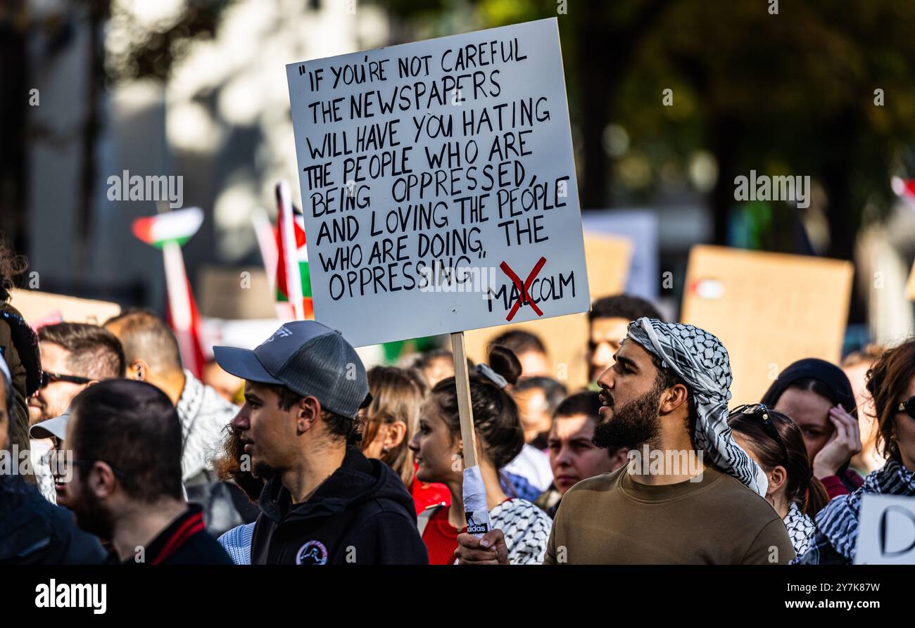 In Zürich nahmen mehrere tausend Menschen an einer bewilligten Pro-Palästina Kundgebung teil. SIE bekundeten die Solidarität gegenüber dem palästinens Foto Stock