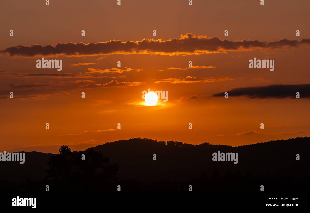 Die Sonne geht an einem Sommertag in der Zürcher Unterland Gemeinde Eglisau unter. (Eglisau, Zürich, 16.07.2023) Foto Stock