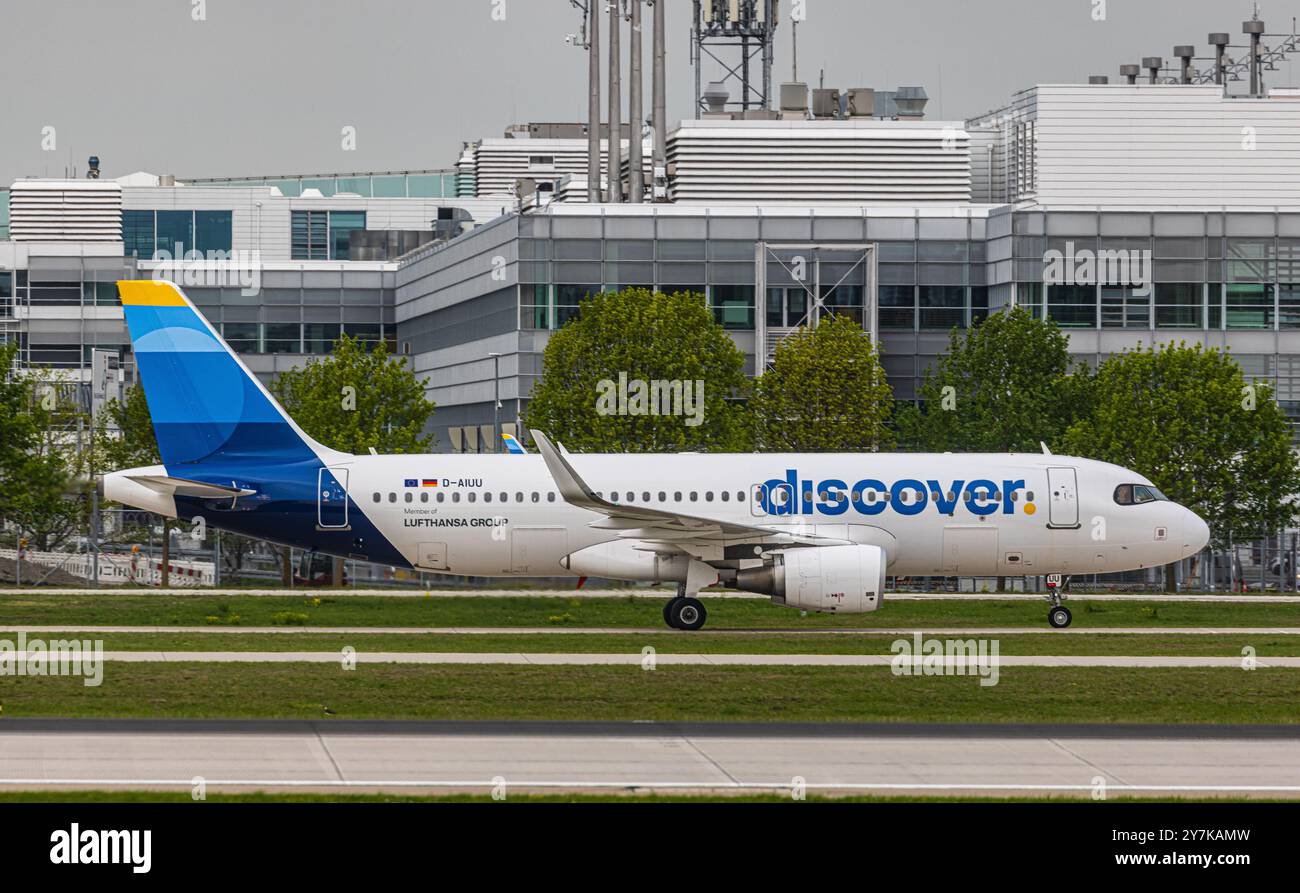 Monaco di Baviera, Germania, 9 aprile 2024: Un Airbus A320-214 da Discover Airlines taxi al terminal dopo l'atterraggio all'aeroporto di Monaco. Registrazione D-AIUU. ( Foto Stock