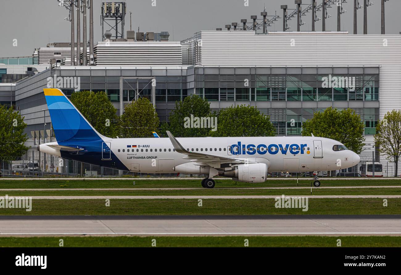 Monaco di Baviera, Germania, 9 aprile 2024: Un Airbus A320-214 da Discover Airlines taxi al terminal dopo l'atterraggio all'aeroporto di Monaco. Registrazione D-AIUU. ( Foto Stock