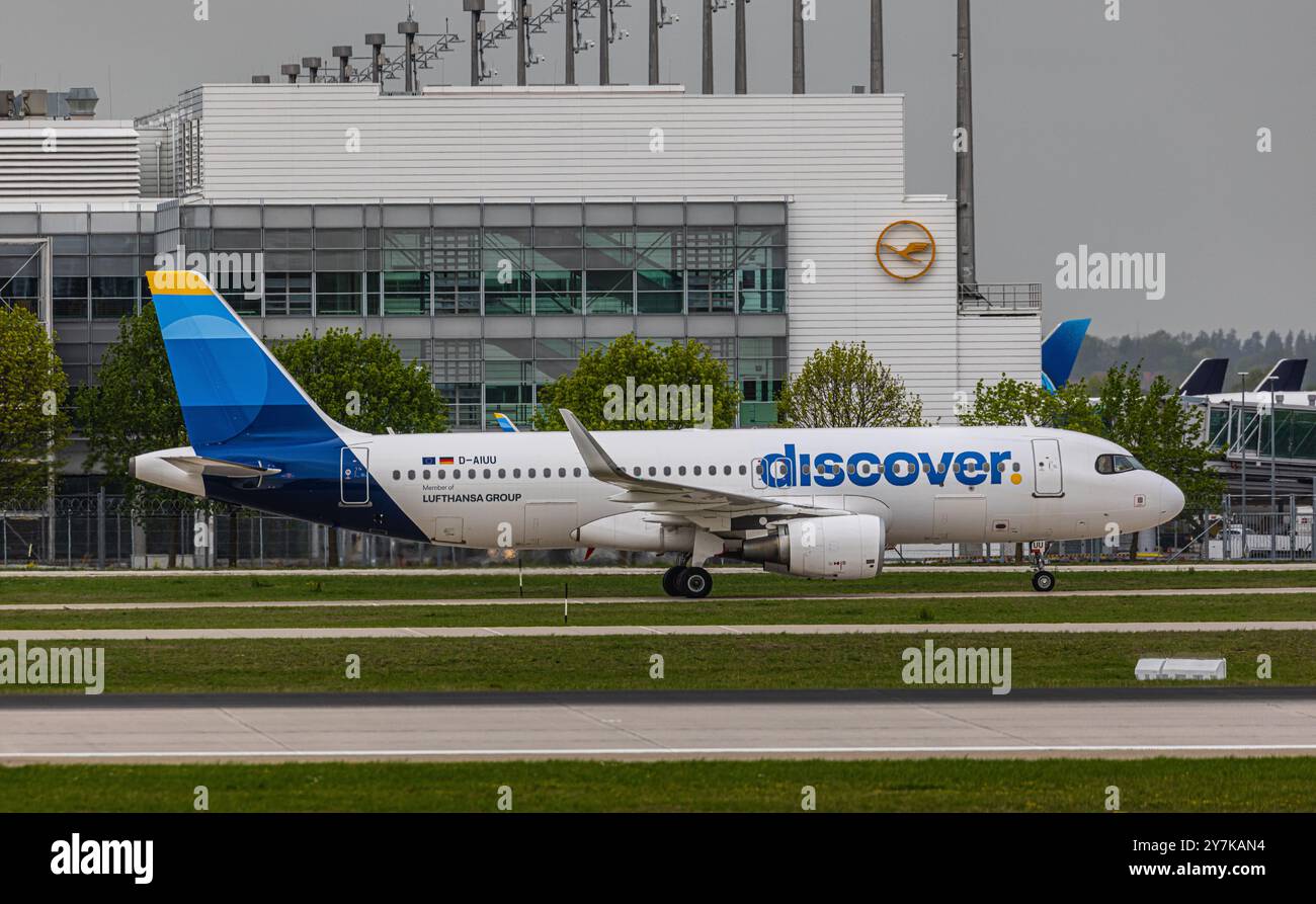 Monaco di Baviera, Germania, 9 aprile 2024: Un Airbus A320-214 da Discover Airlines taxi al terminal dopo l'atterraggio all'aeroporto di Monaco. Registrazione D-AIUU. ( Foto Stock