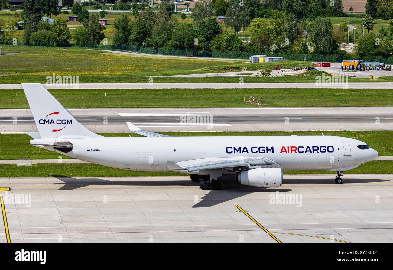 Zurigo, Svizzera, 4 maggio 2024: Un Airbus A330-243F da CMA CGM Air Cargo taxi fino alla pista dell'aeroporto di Zurigo. L'Airbus A330 è un aeroporto cargo Foto Stock