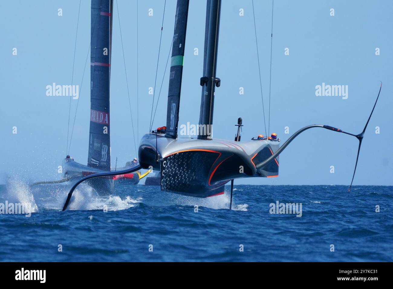 Porto di Barcellona, Catalogna, Spagna. 30 settembre 2024; Porto di Barcellona, Catalogna, Spagna; 2024 Americas Cup, Louis Vuitton Cup Final Yacht Race; 4° giorno INEOS Britannia davanti a Luna Rossa Prada Pirelli credito: Action Plus Sports Images/Alamy Live News Foto Stock