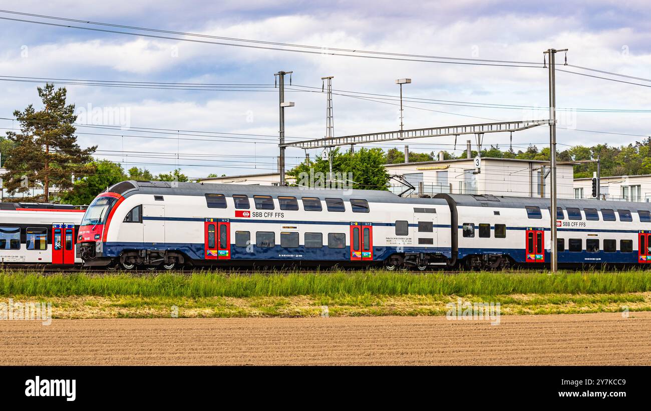 Bassersdorf, Svizzera, 4 maggio 2024: Una linea S-Bahn S24 di Zurigo arriva alla stazione di Bassersdorf. (Foto di Jonas Philippe/dieBildmanufaktur) Foto Stock