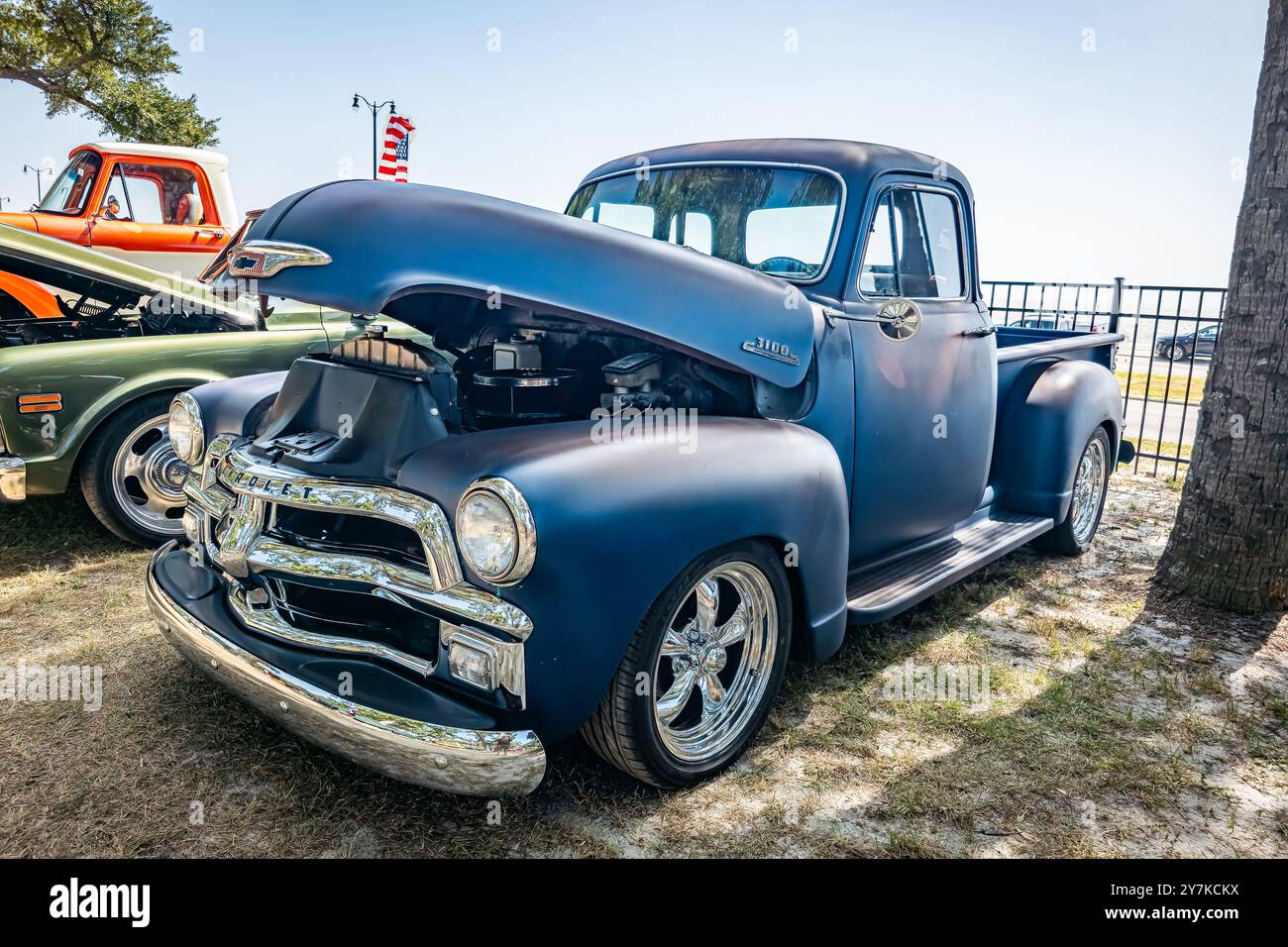 Gulfport, MS - 3 ottobre 2023: Vista dall'angolo anteriore ad alta prospettiva di un pick-up Chevrolet 3100 Advance Design del 1954 in una mostra automobilistica locale. Foto Stock