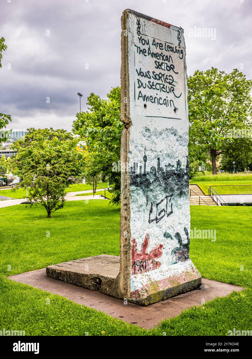 Stoccarda, Germania, 3 giugno 2024: Un pezzo del muro di Berlino si trova di fronte al parlamento di Stoccarda. Non serve solo come vista, ma anche come vista Foto Stock