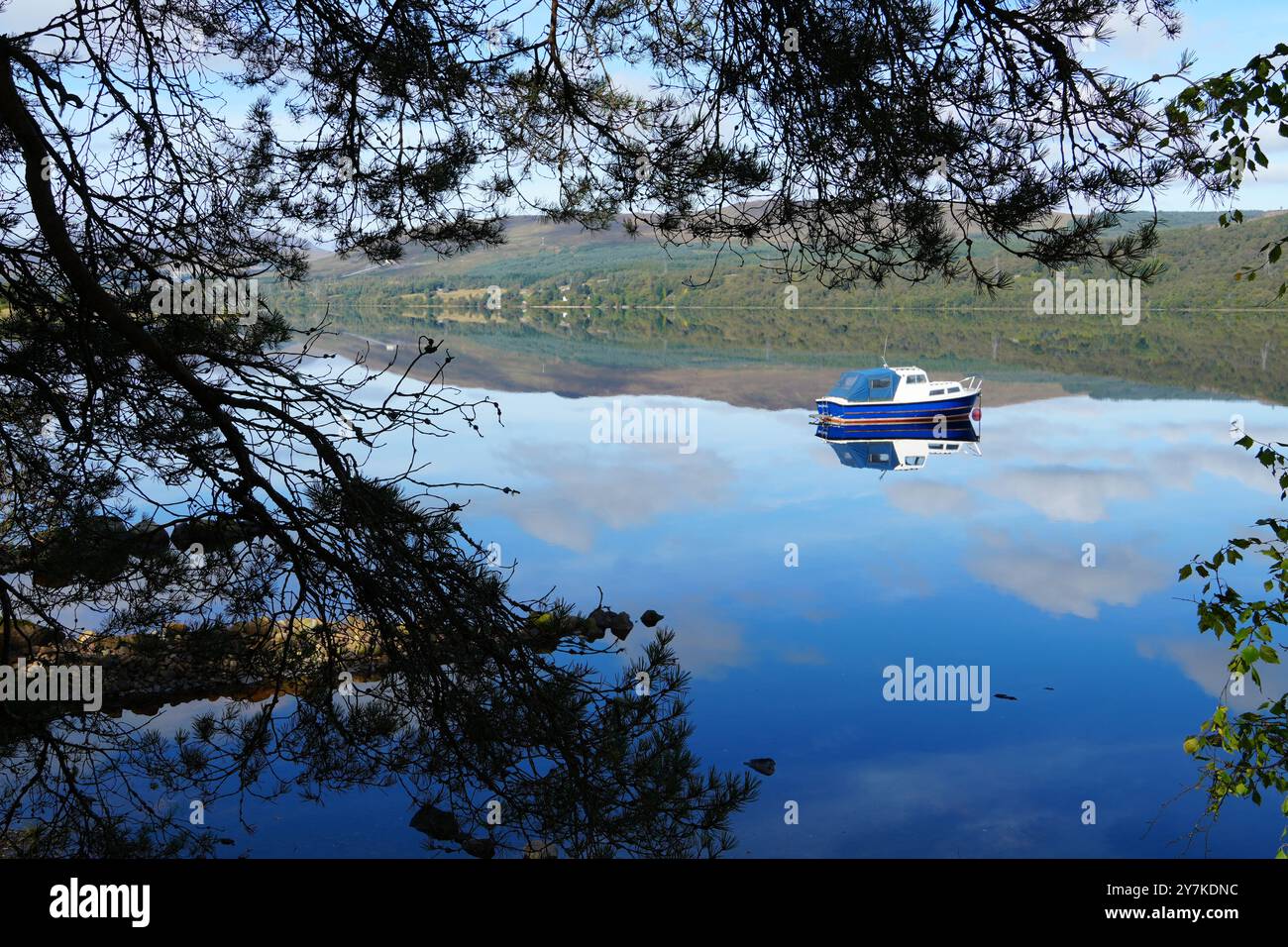 Barca perfettamente speculare, Loch Rannoch, Kinloch Rannoch, Highlands scozzesi, Regno Unito Foto Stock