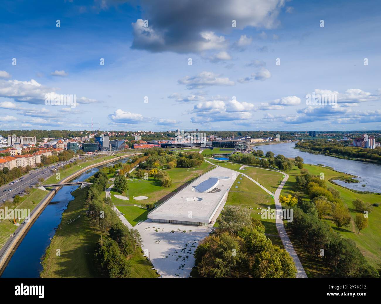 Veduta aerea del nuovo Centro Nazionale di Scienza e innovazione - l'isola della Scienza, situata nell'isola di Nemunas, Kaunas. Foto drone Foto Stock