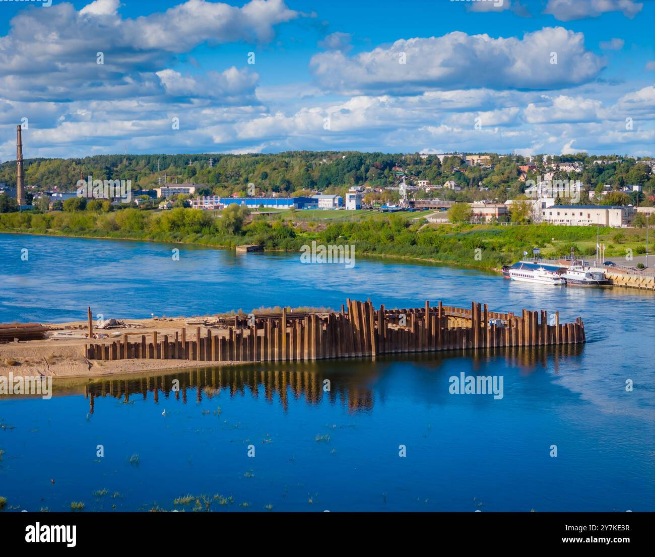 Cantiere di un nuovo ponte moderno a Kaunas, Lituania. Veduta aerea del ponte che collega due sponde di un fiume. Avanzamento del lavoro Foto Stock