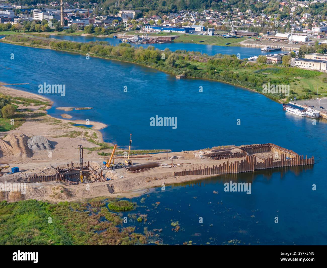 Cantiere di un nuovo ponte moderno a Kaunas, Lituania. Veduta aerea del ponte che collega due sponde di un fiume. Avanzamento del lavoro Foto Stock