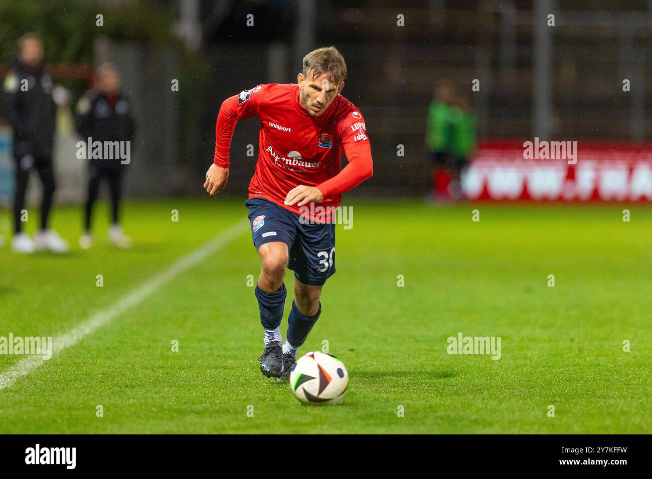 Unterhaching, Deutschland. 27 settembre 2024. Unterhaching, Deutschland 27. Settembre 2024: 3 . Liga - 2024/2025 - SpVgg Unterhaching vs. SV Sandhausen IM Bild: Simon Skarlatidis (Unterhaching) /// le normative DFB vietano qualsiasi uso di fotografie come sequenze di immagini e/o quasi-video /// credito: dpa/Alamy Live News Foto Stock