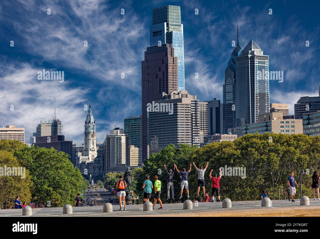 Vista del centro di Filadelfia dai gradini del Museo d'Arte (dove hanno girato il film originale "Rocky". ed è per questo che tutti stanno saltando.) Foto Stock