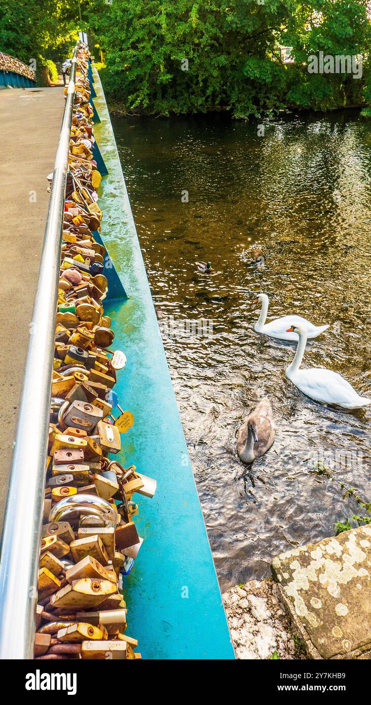 "Love Locks" - migliaia di lucchetti fissati al ponte di Bakewell Derbyshire, Regno Unito Foto Stock