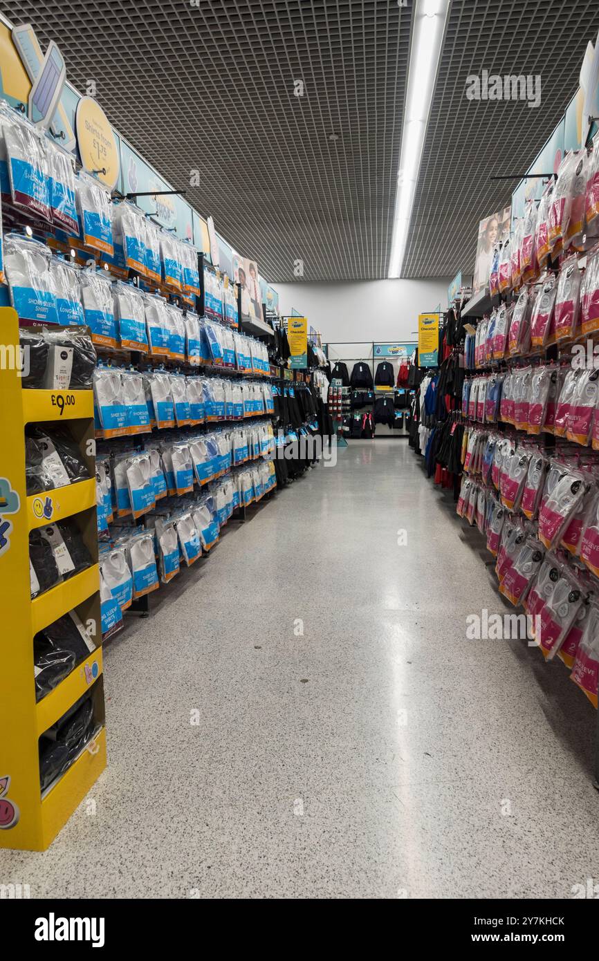 Corridoio uniforme scolastico al supermercato del Regno Unito. Foto Stock