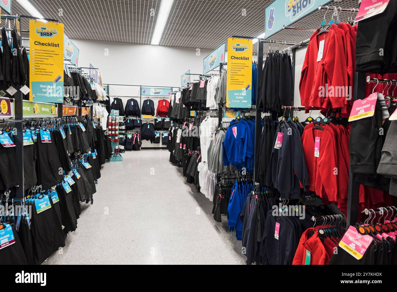 Corridoio uniforme scolastico al supermercato del Regno Unito. Foto Stock