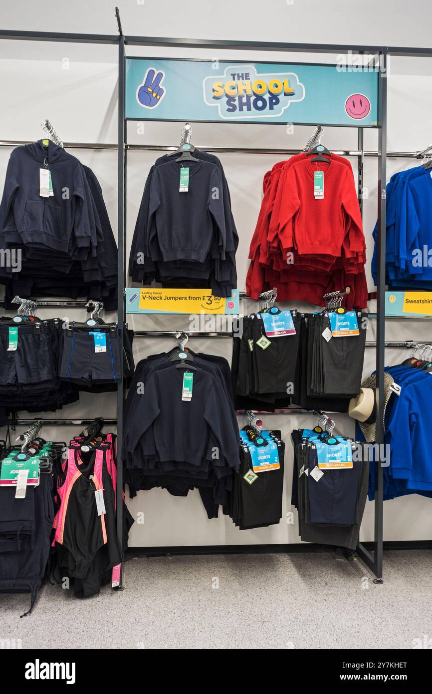 Corridoio uniforme scolastico al supermercato del Regno Unito. Foto Stock