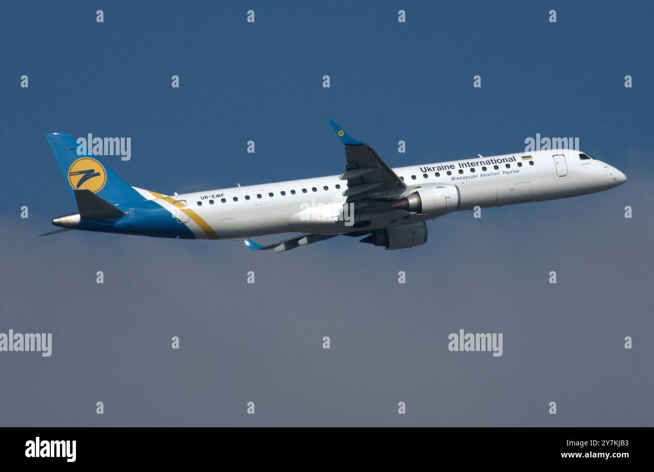 Un Embraer 190-200LR di Ukraine International Airlines presso l'aeroporto Gatwick di Londra Foto Stock