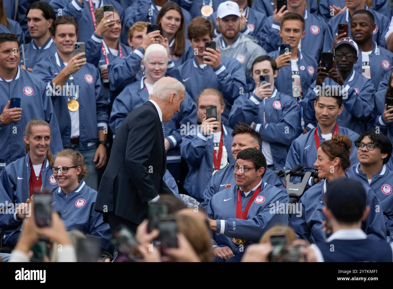 Il presidente degli Stati Uniti Joe Biden saluta Team USA Athletes un evento che celebra le squadre olimpiche e paralimpiche degli Stati Uniti 2024 alla Casa Bianca di Washington, DC, 30 settembre 2024. Crediti: Chris Kleponis/CNP/MediaPunch Foto Stock