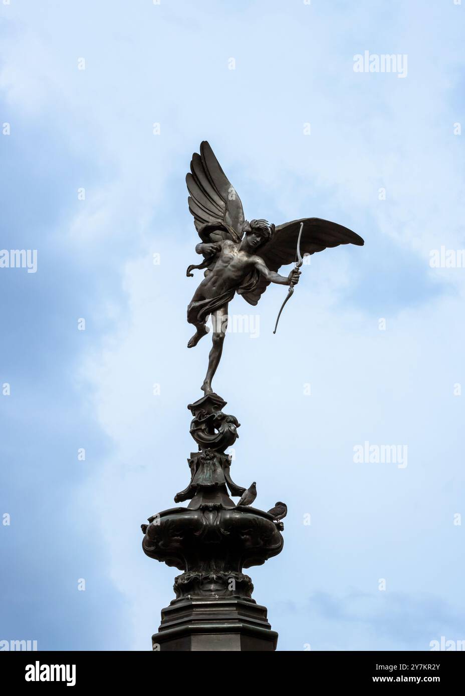 Londra, Inghilterra, aprile 30 2023: Statua di Eros in Piccadilly Circus solo con il cielo sullo sfondo Foto Stock