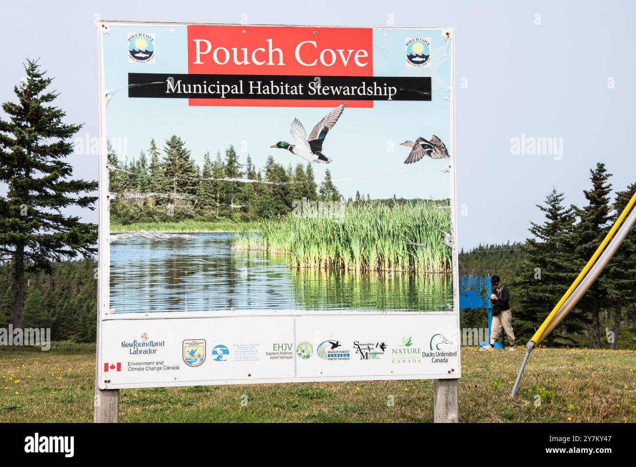 Insegna di gestione dell'habitat municipale presso Shoe Cove Park sulla NL 20 a Pouch Cove, Newfoundland & Labrador, Canada Foto Stock